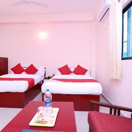 Oyo 13577 Tkr Metro Residency Hotell Kochi Exteriör bild