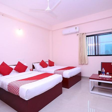 Oyo 13577 Tkr Metro Residency Hotell Kochi Exteriör bild