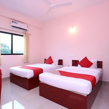 Oyo 13577 Tkr Metro Residency Hotell Kochi Exteriör bild