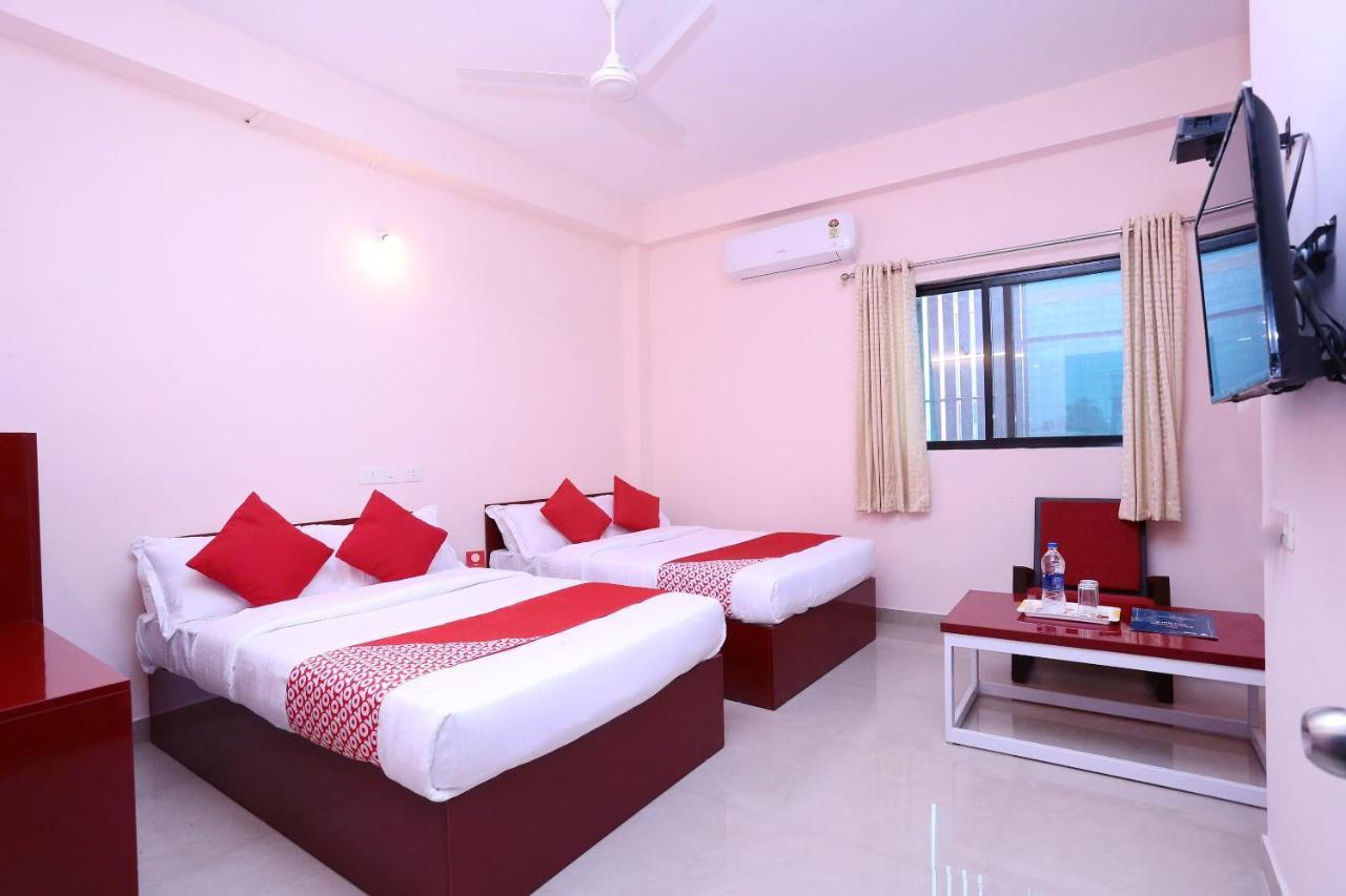 Oyo 13577 Tkr Metro Residency Hotell Kochi Exteriör bild