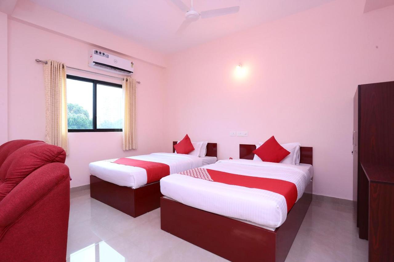 Oyo 13577 Tkr Metro Residency Hotell Kochi Exteriör bild