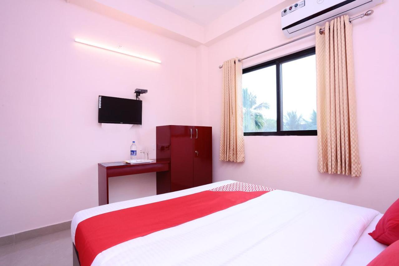 Oyo 13577 Tkr Metro Residency Hotell Kochi Exteriör bild