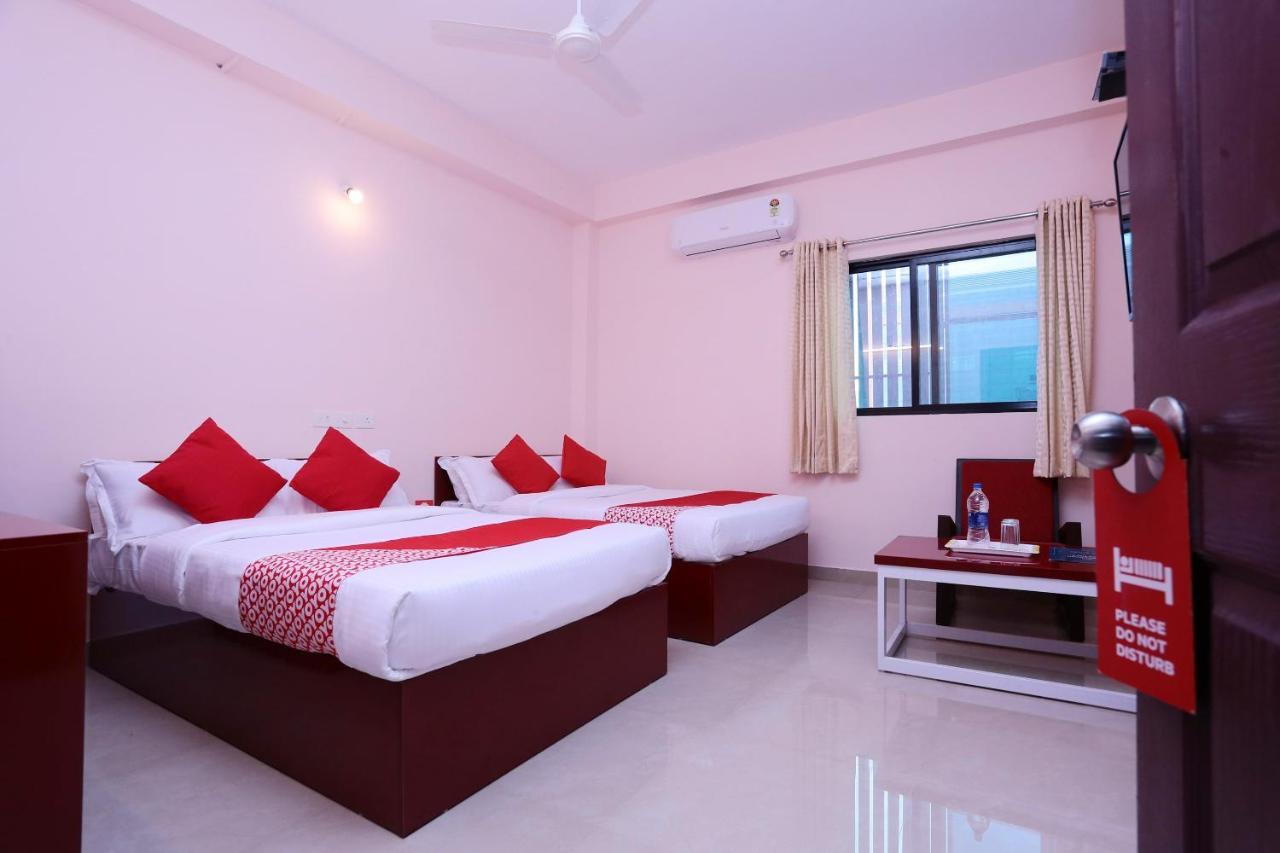 Oyo 13577 Tkr Metro Residency Hotell Kochi Exteriör bild