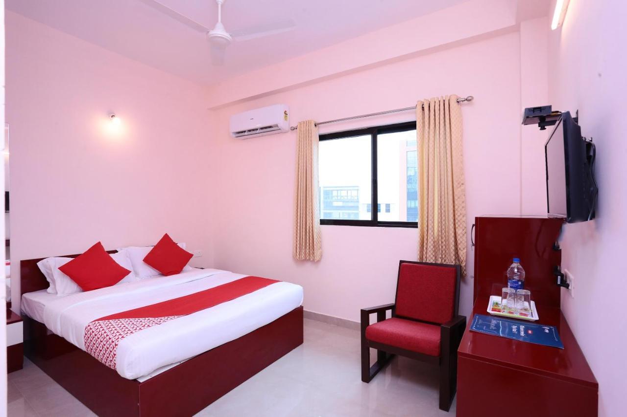 Oyo 13577 Tkr Metro Residency Hotell Kochi Exteriör bild
