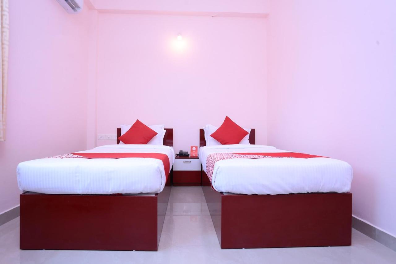 Oyo 13577 Tkr Metro Residency Hotell Kochi Exteriör bild