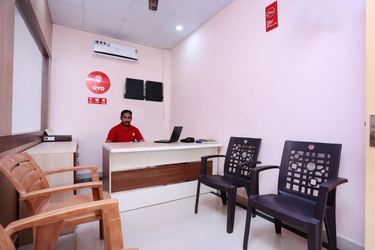 Oyo 13577 Tkr Metro Residency Hotell Kochi Exteriör bild