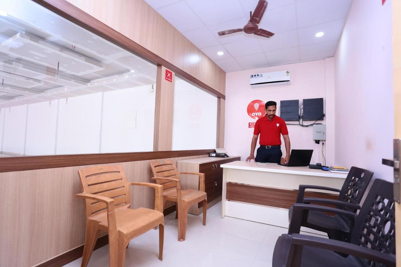 Oyo 13577 Tkr Metro Residency Hotell Kochi Exteriör bild